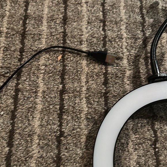 Selfie Light with Phone Stand - Picture 10 of 10